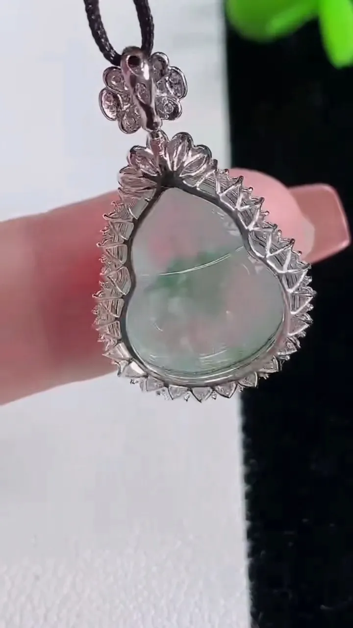 天然A货翡翠种飘花葫芦吊坠，尺寸28-17.5-8.6，裸石17.2-13.7重量:3.65g
12月16日