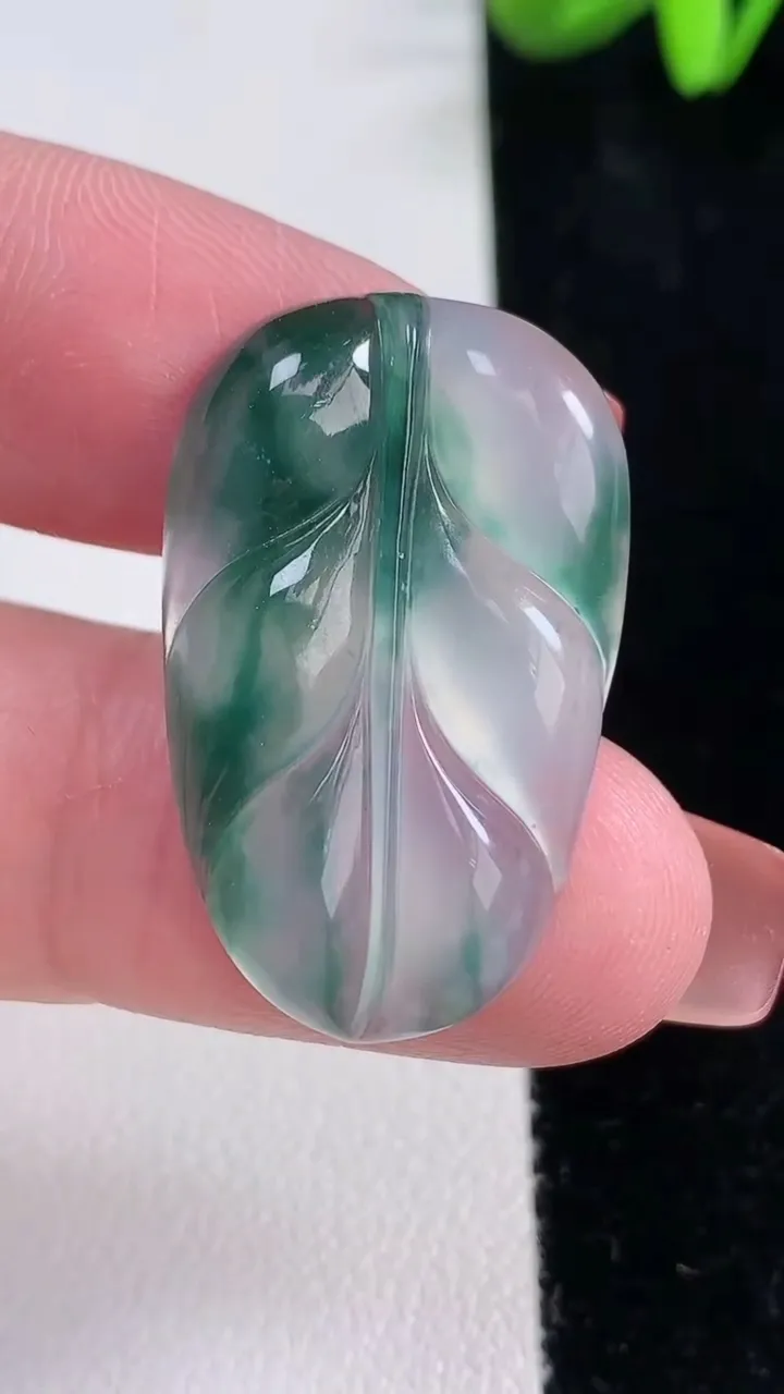 天然A货翡翠冰种飘花金枝玉叶 叶子吊坠，尺寸31-19.4-3.7，重量:4.49g
12月16日