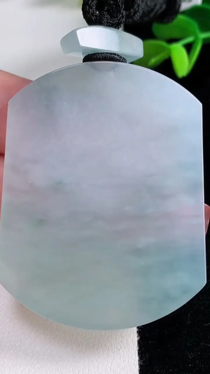 天然A货翡翠种飘花无事牌吊坠，尺寸55-43-6，重量:46.72g
12月16日