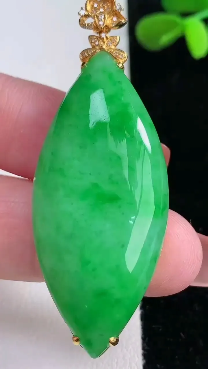 天然A货翡翠随形吊坠，尺寸59.3-48-22-8，重量:14.56g
12月16日