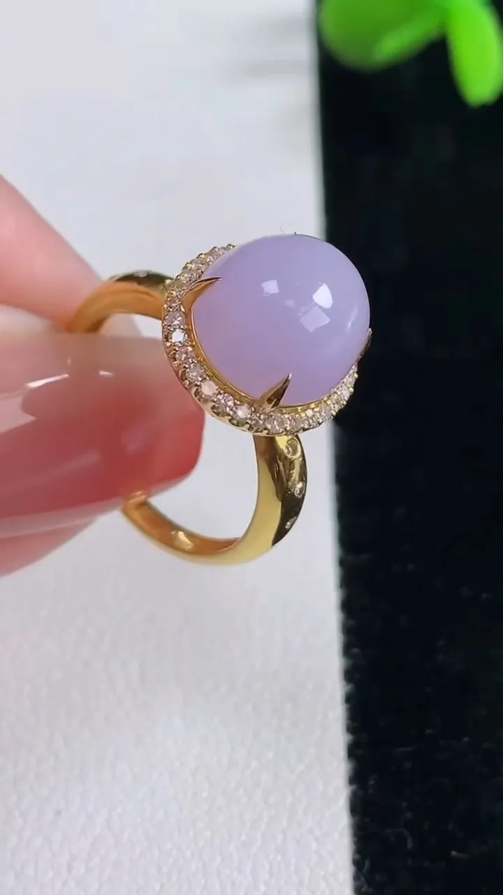天然A货翡翠18K金紫罗兰蛋面戒指，尺寸17.4-11.5-10.2-10.8，重量:4.16g2025年12月16日
工厂直销收藏佳品,种好水足，色泽均匀，有种有色，上手高大气！