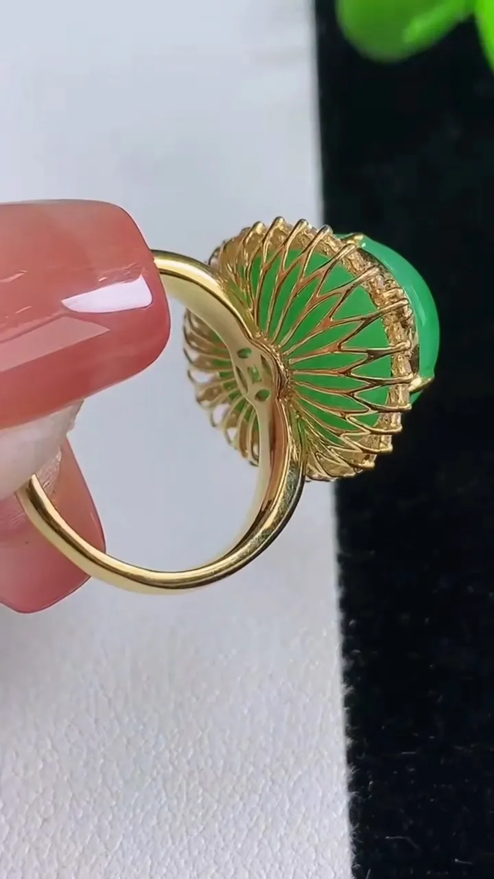 天然A货翡翠蛋面戒指，尺寸18.6-18.2-13.6-11，重量:6.86g2025年12月16日
工厂直销收藏佳品,种好水足，色泽均匀，有种有色，上手高大气！