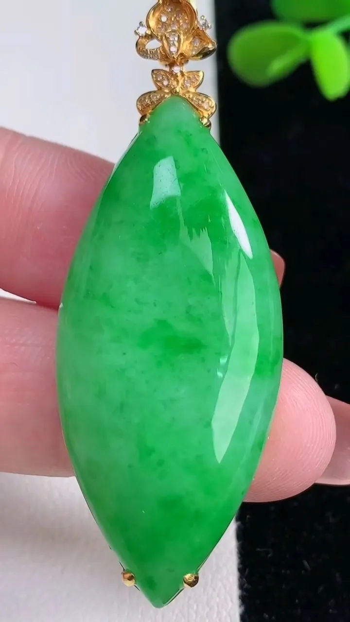 天然A货翡翠随形吊坠，尺寸59.3-48-22-8，重量:14.56g
12月16日