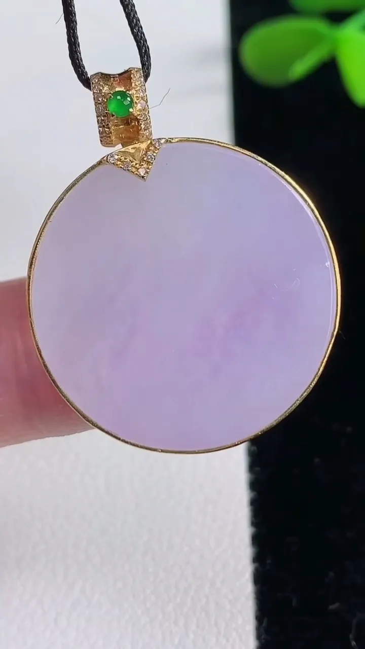 天然A货翡翠18K金紫罗兰无事牌吊坠，尺寸25.2-5.6，重量:9.34g
12月16日