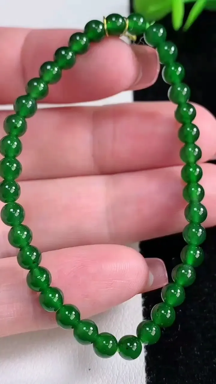 天然A货翡翠圆珠手串，尺寸4.5-37颗，重量:6.12g12月16日
工厂直销收藏佳品,种好水足，