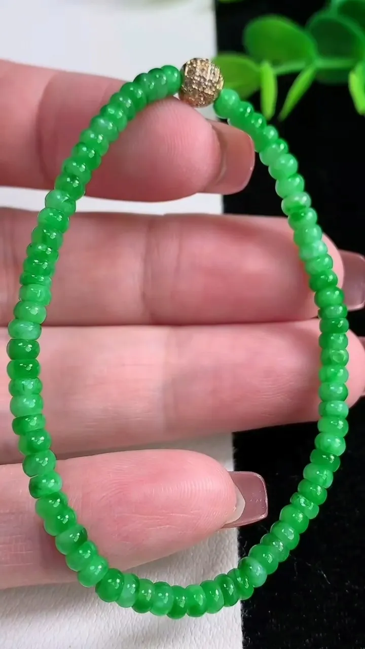 天然A货翡翠山水牌吊坠，尺寸42.8-32.2-5.7，重量:17.05g
12月16日