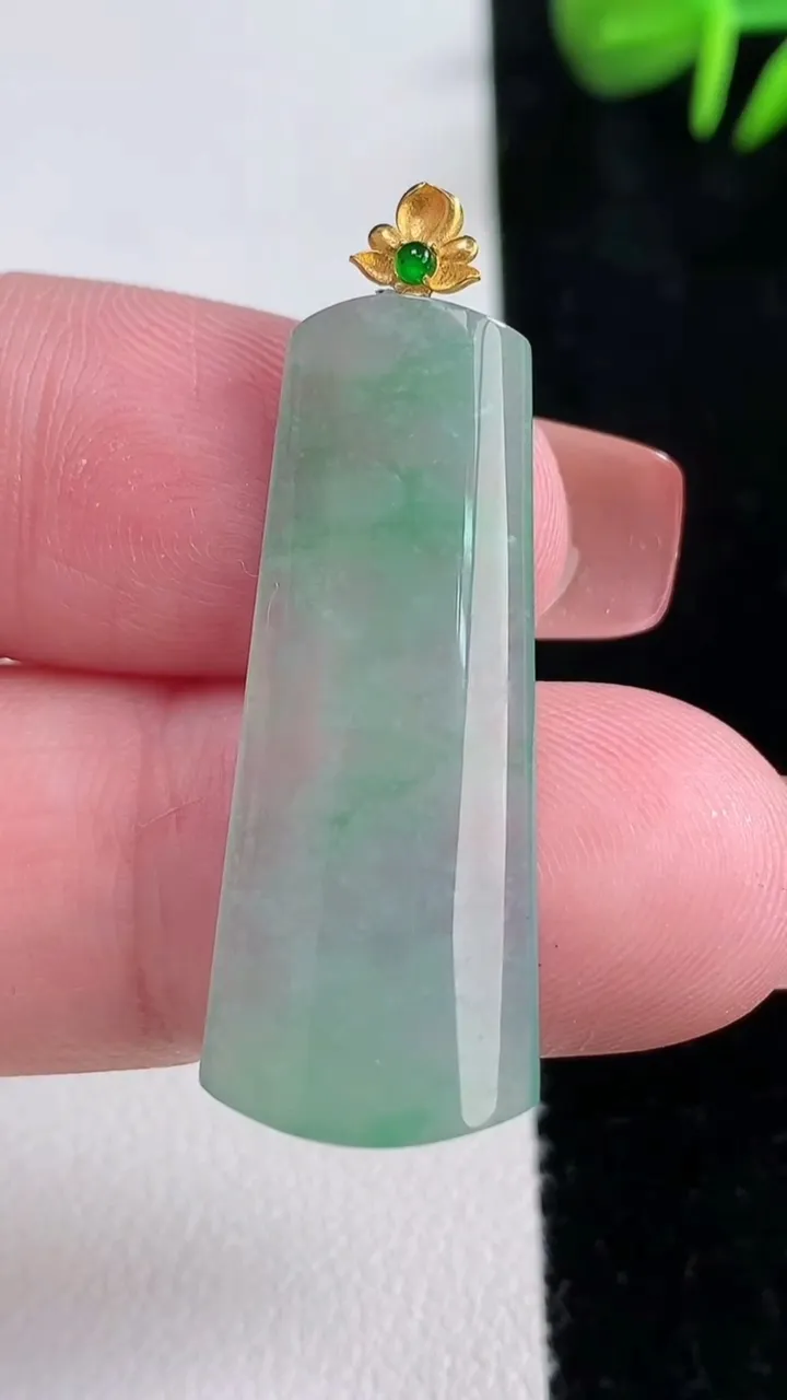 天然A货翡翠无事牌吊坠，尺寸32.8-13.5-4，重量:3.83g
12月16日