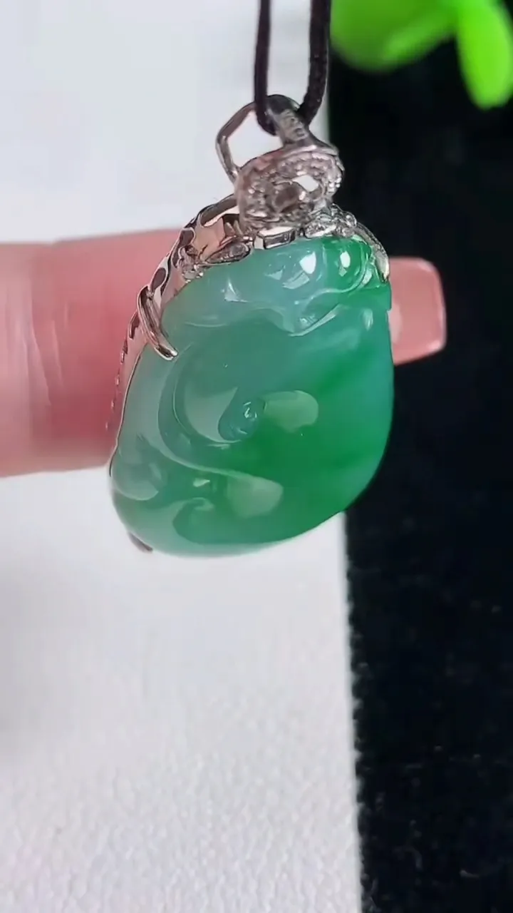 天然A货翡翠如意吊坠，尺寸36-28.6-18.4-6.7，重量:7.37g
12月16日