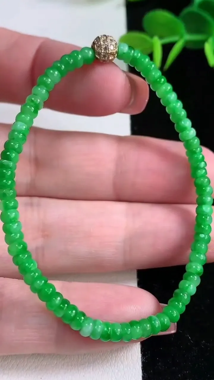 天然A货翡翠算盘珠手串，尺寸3.8-1.8-73颗，重量:5.81g12月16日
工厂直销收藏佳品,种好水足，色泽均匀，有种有色，上手高大气！