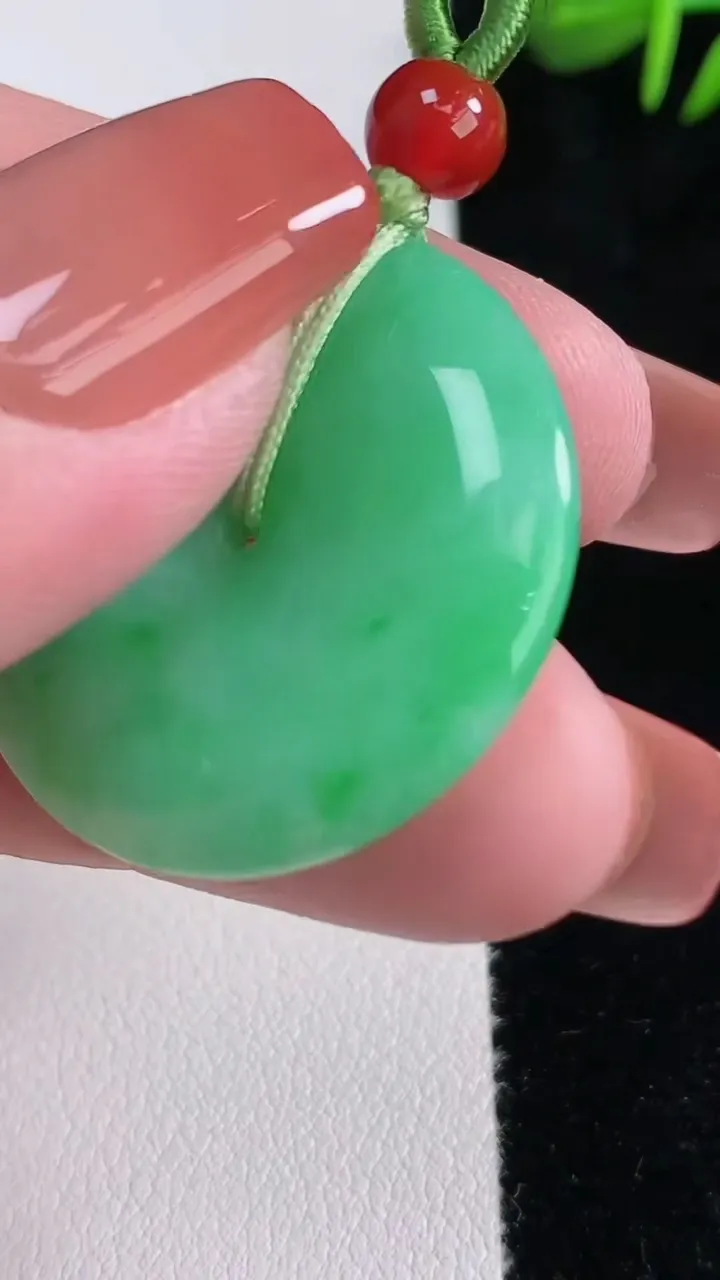 天然A货翡翠平安扣吊坠，尺寸29.8-5.6，重量:10.82g
12月16日