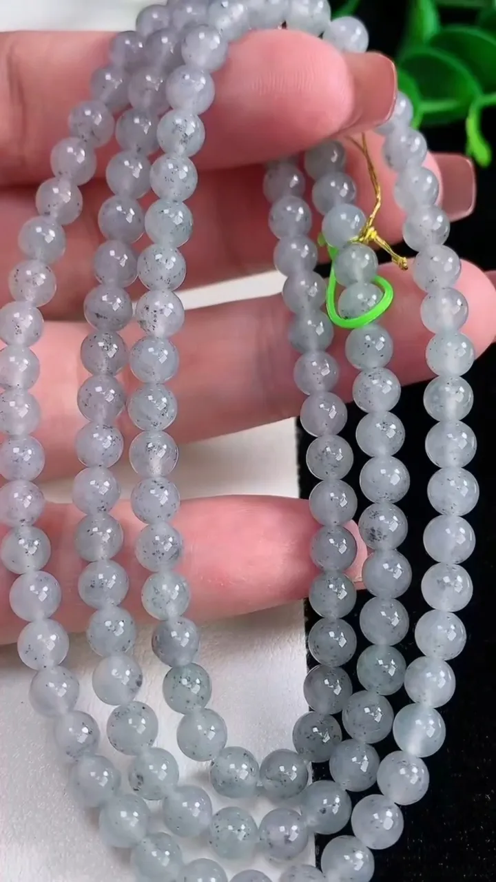 天然A货翡翠种乌鸡种圆珠项链，尺寸5.3-136颗，重量:34.68g
12月16日