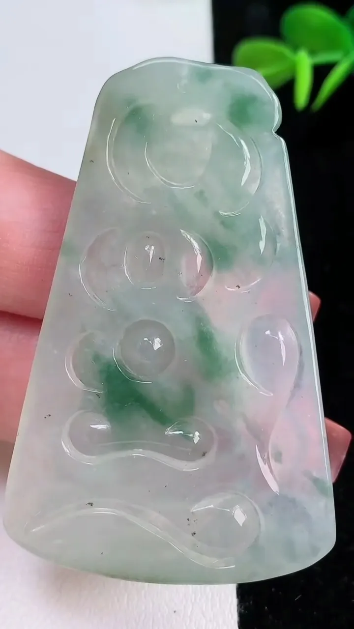 天然A货翡翠冰种飘花山水观音菩萨吊坠，尺寸59.4-37.8-5.2，重量:21.89g
12月16日