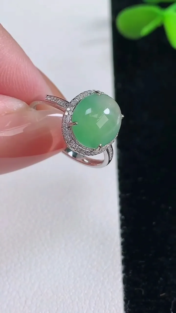 天然A货翡翠蛋面戒指，尺寸16.5-9.6-8-6.3，重量:1.91g2025年12月16日
工厂