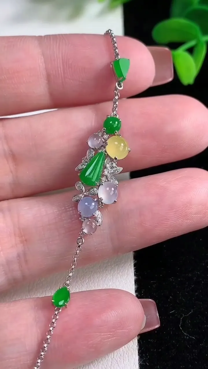 天然A货翡翠无事牌手链，尺寸26.2-10-4.8，重量:2.84g
12月16日