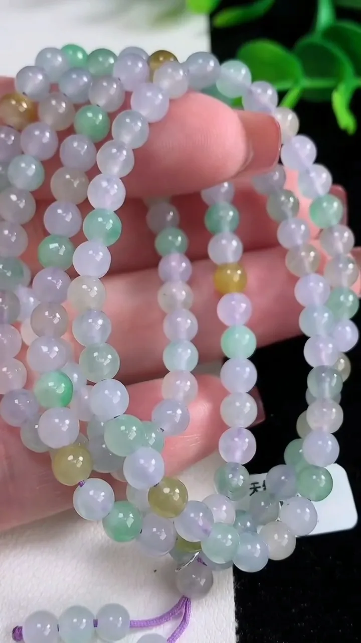 天然A货翡翠冰种三彩圆珠项链，尺寸5-137颗，重量:33.73g
12月16日