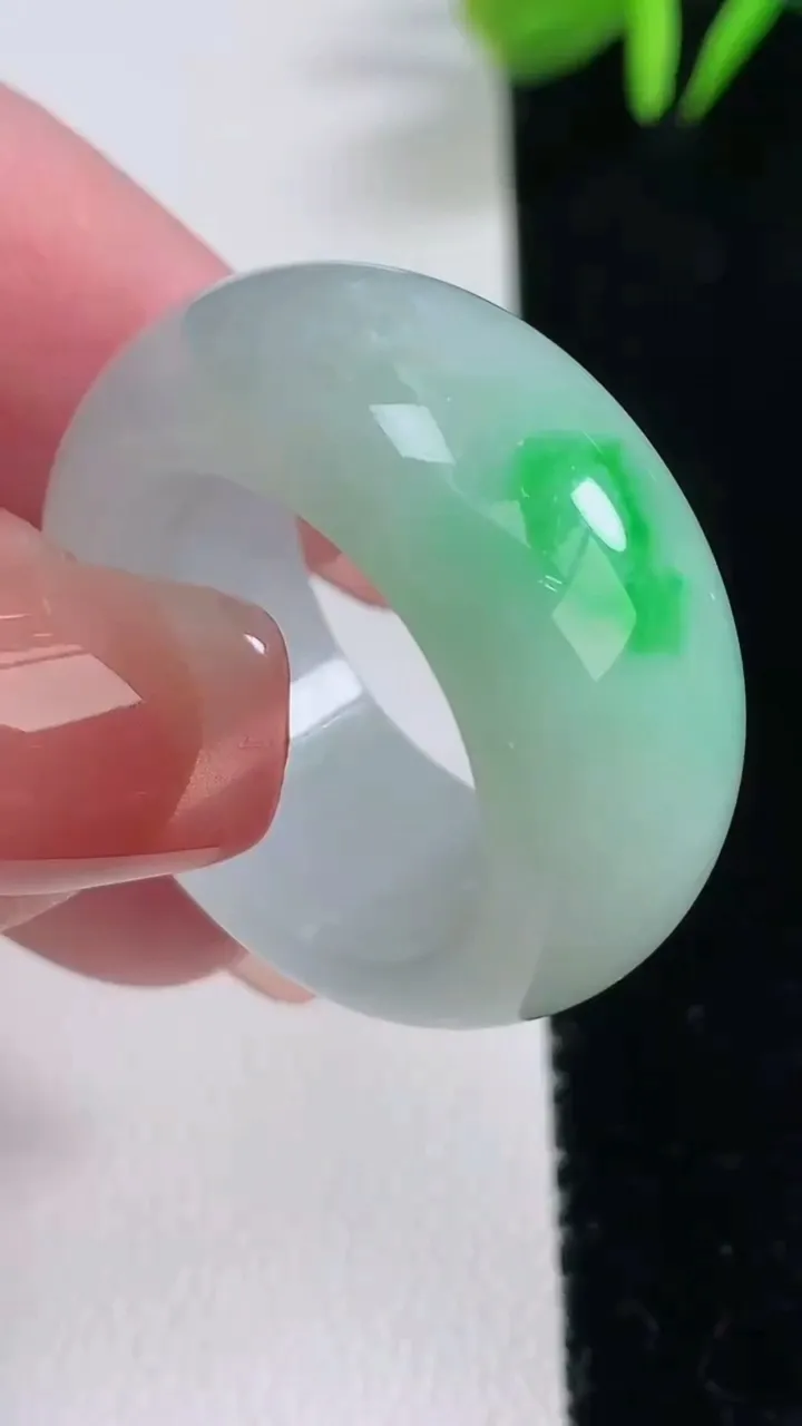 天然A货翡翠指环扳指，尺寸28.3-12.4-5.2，重量:13.53g2025年12月16日
工厂