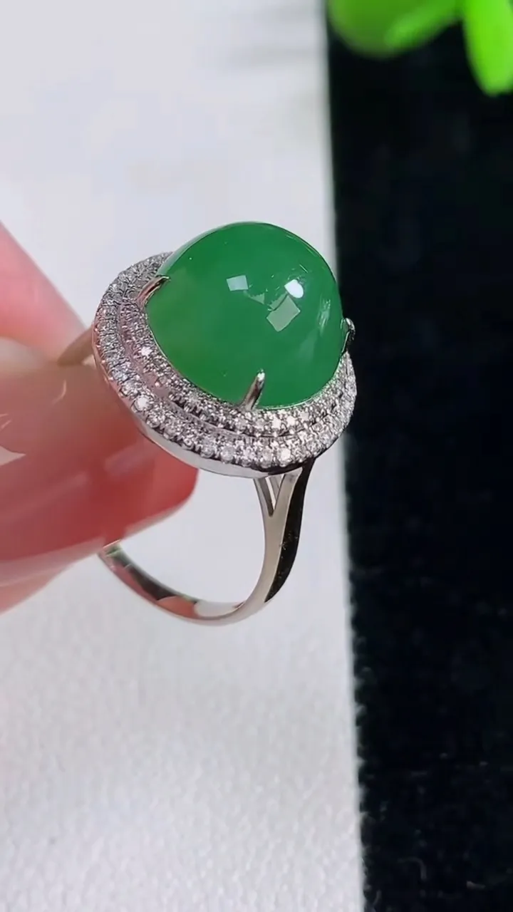 天然A货翡翠蛋面戒指，尺寸18-11-11.4，重量:4.43g2025年12月16日
工厂直销收藏佳品,种好水足，色泽均匀，有种有色，上手高大气！