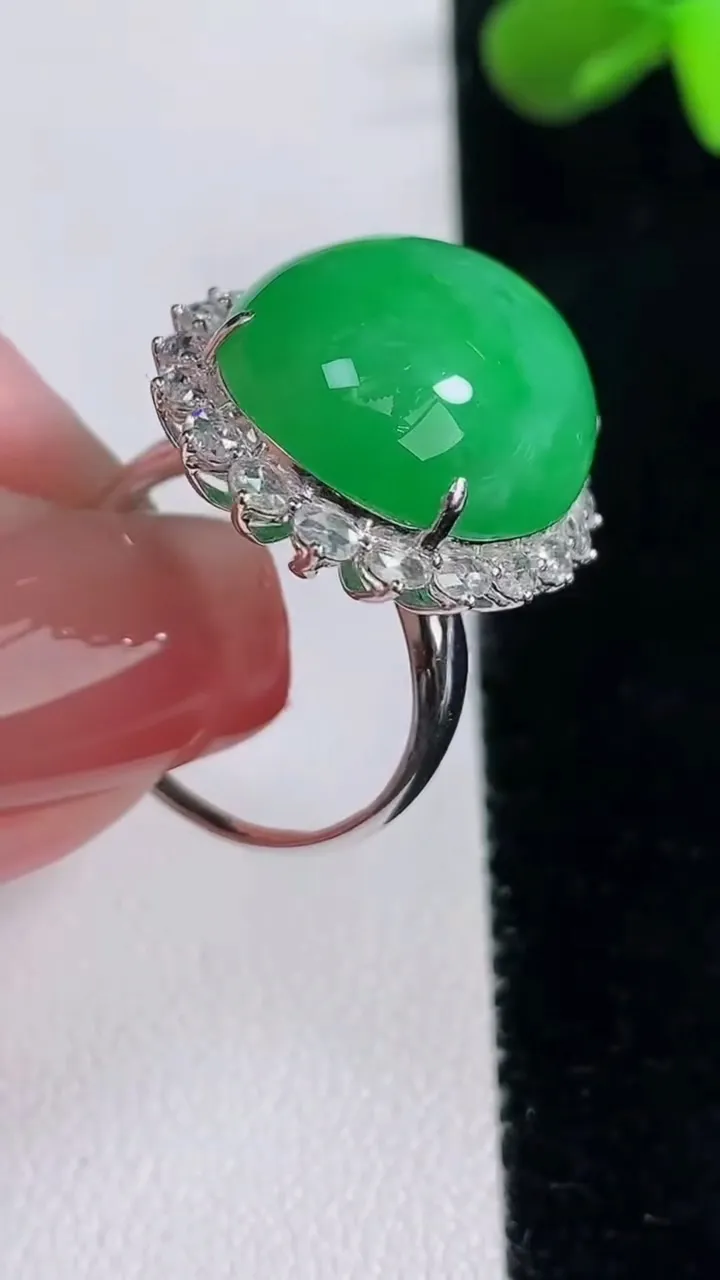 天然A货翡翠蛋面戒指，尺寸18-20.7-16.4-12.6，重量:8.17g2025年12月16日
工厂直销收藏佳品,种好水足，色泽均匀，有种有色，上手高大气！