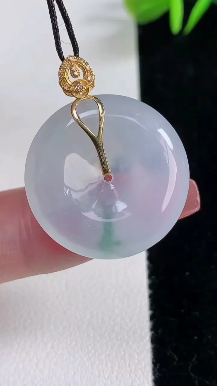 天然A货翡翠种飘花平安扣吊坠，尺寸24.5-5，重量:6.28g
12月16日