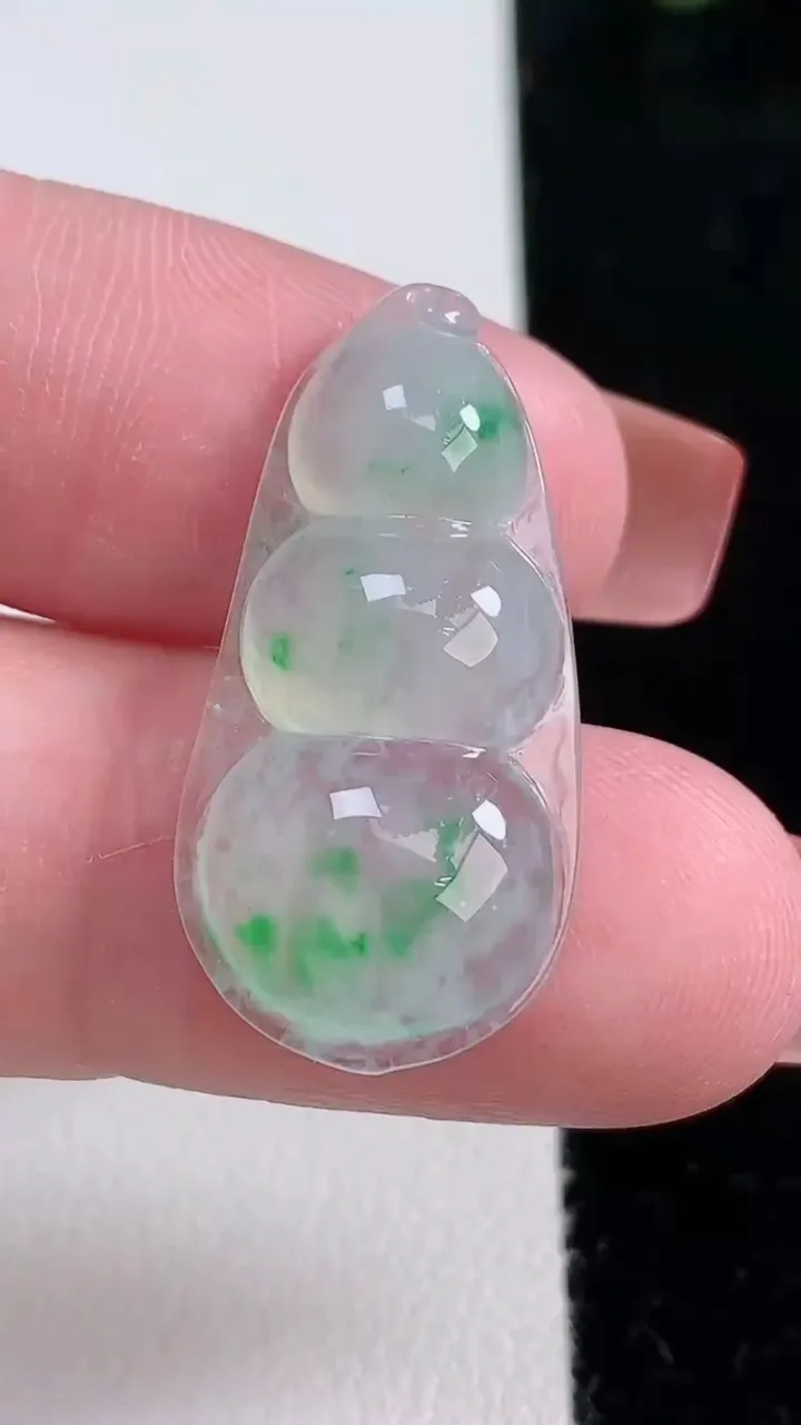 天然A货翡翠福豆吊坠，尺寸29.3-14.8-4.8，重量:3.36g
12月16日