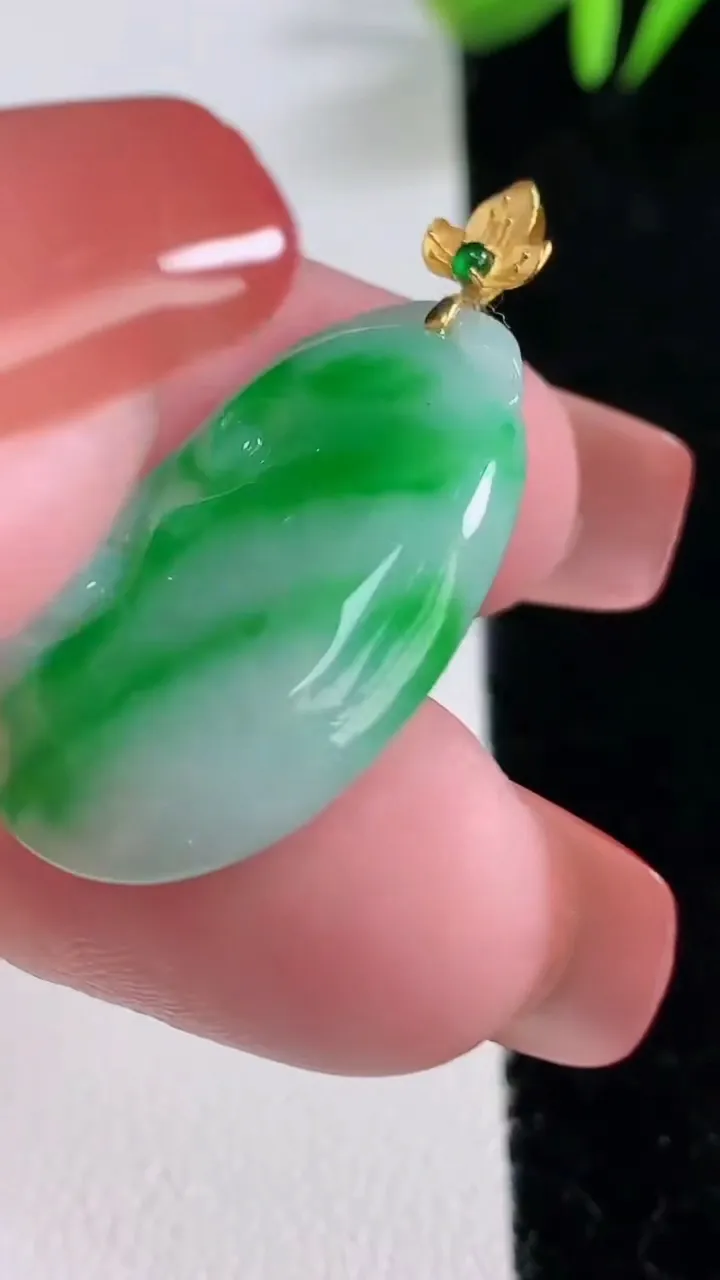 天然A货翡翠如意吊坠，尺寸27.7-17.8-5，重量:5.04g
12月16日