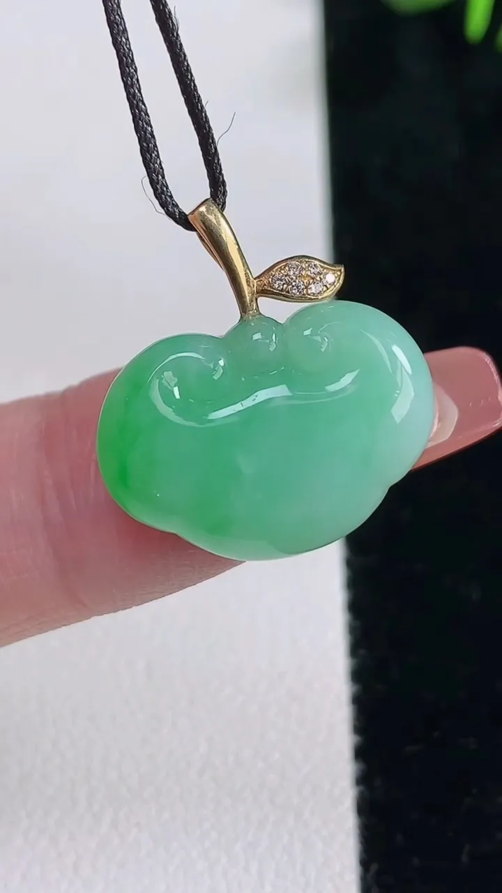 天然A货翡翠如意头吊坠，尺寸14-19.4-5，重量:3.02g
12月16日