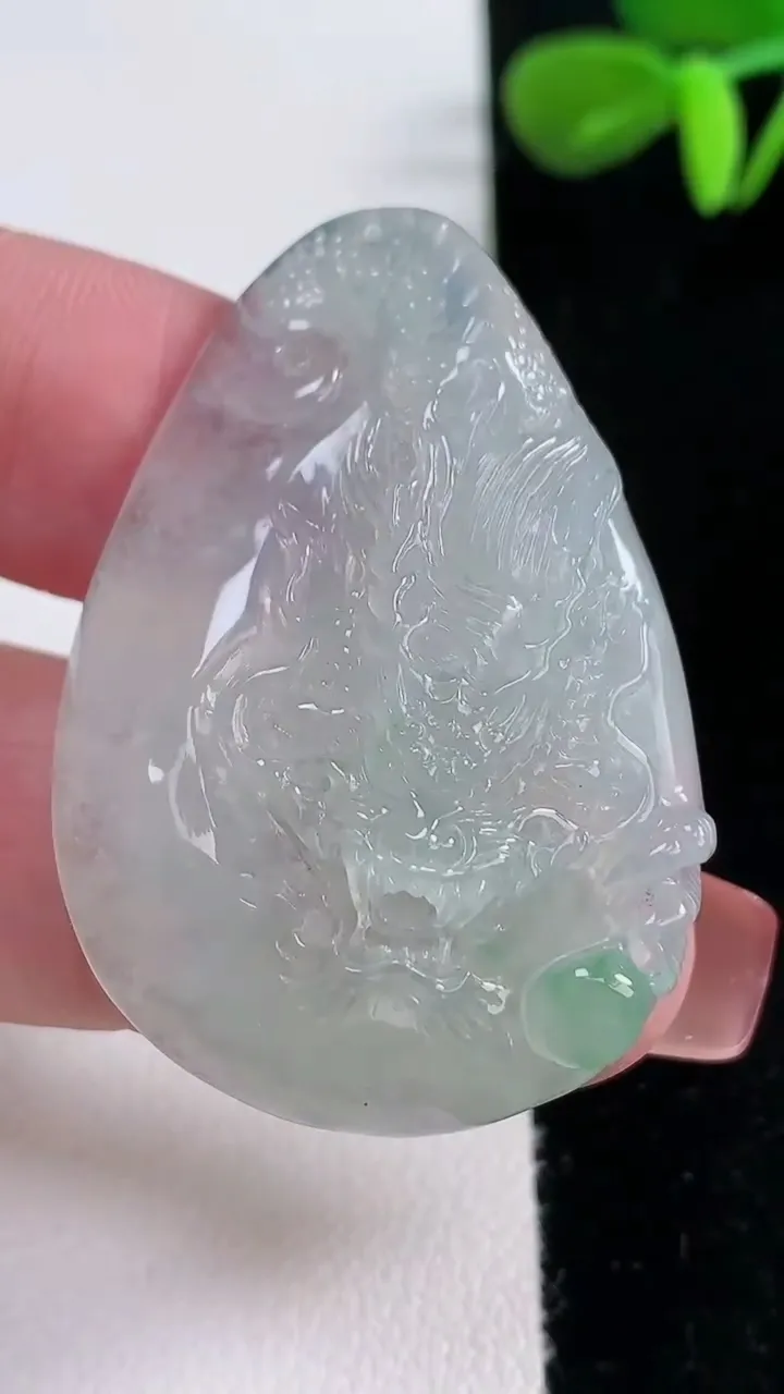 天然A货翡翠龙牌吊坠，尺寸42.6-29-8.6，重量:15.18g
12月16日