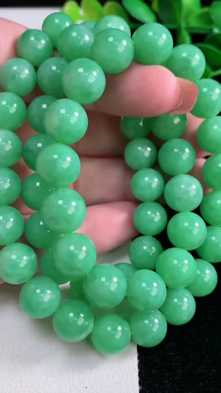 天然A货翡翠圆珠项链，尺寸10.4-53颗，重量111.78g12月16日
工厂直销收藏佳品,种好水足，色泽均匀，有种有色，上手高大气！