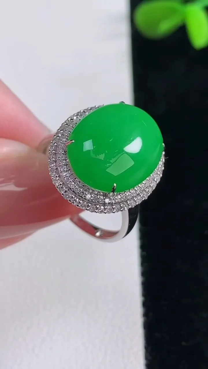 天然A货翡翠蛋面戒指，尺寸17.7-15.3-12-8.7，重量:4.55g2025年12月16日
