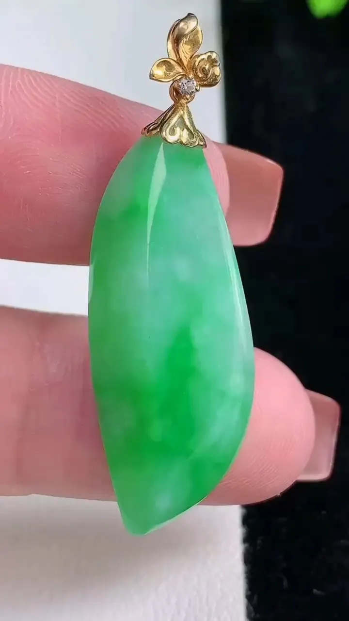 天然A货翡翠随形吊坠，尺寸36.7-14.3-7.2，重量:6.36g
12月16日