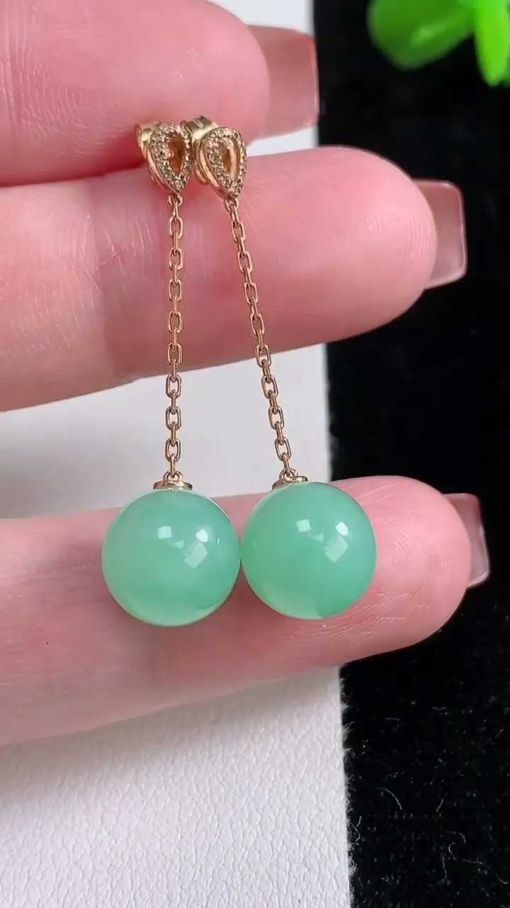 天然A货翡翠圆珠耳坠，尺寸10，重量:4.68g12月16日
工厂直销收藏佳品,种好水足，色泽均匀，有种有色，上手高大气！