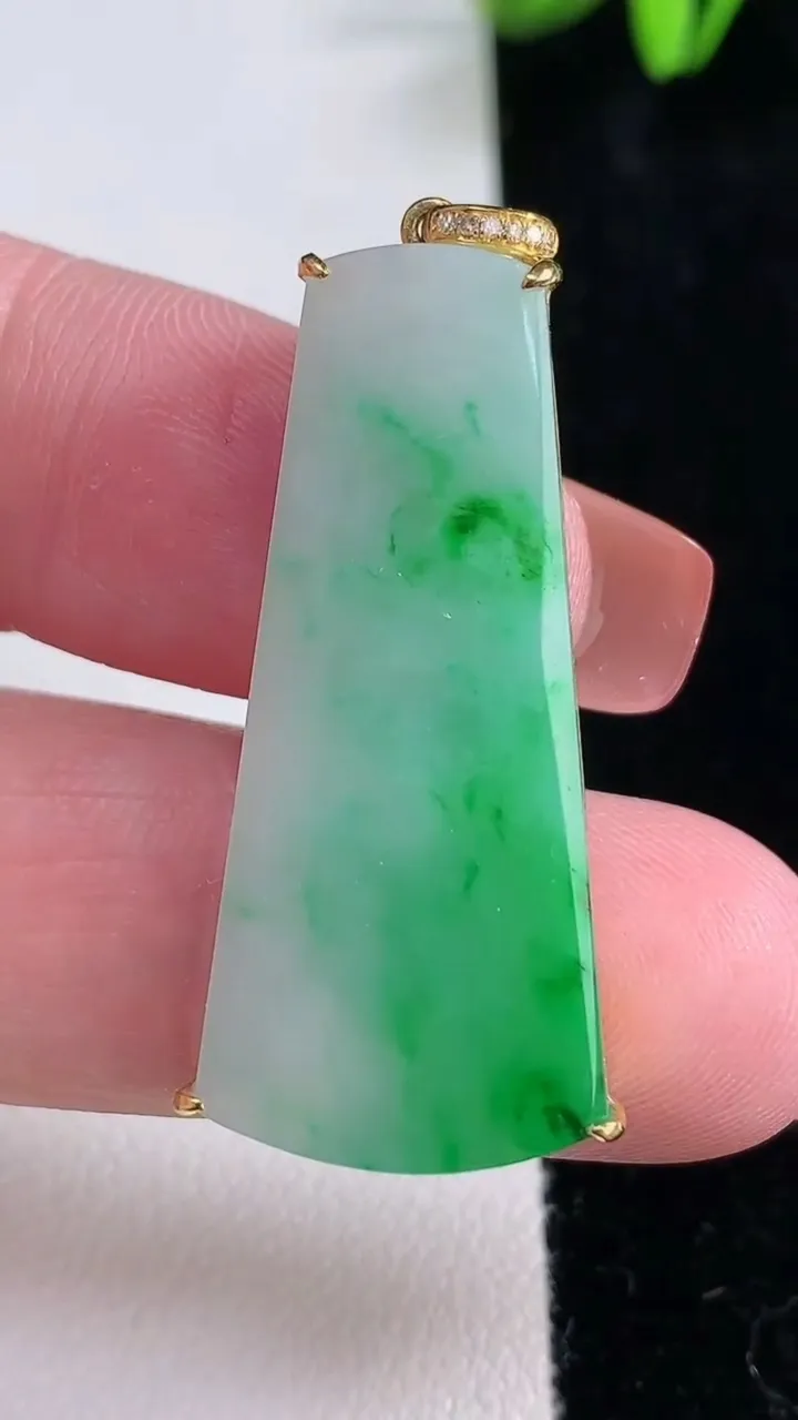 天然A货翡翠无事牌吊坠，尺寸36.3-17-4.4，重量:6.19g
12月16日