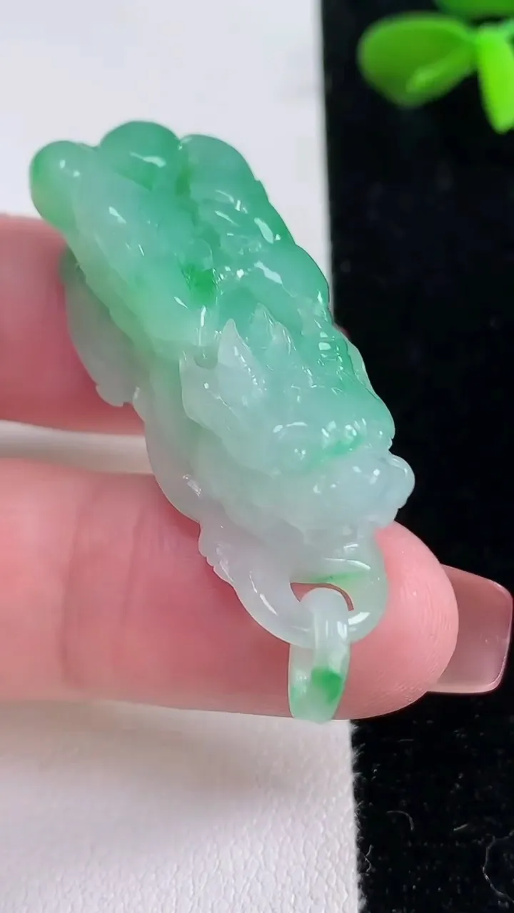 天然A货翡翠貔貅吊坠，尺寸40-15.3-15.2，重量:18.47g
12月16日