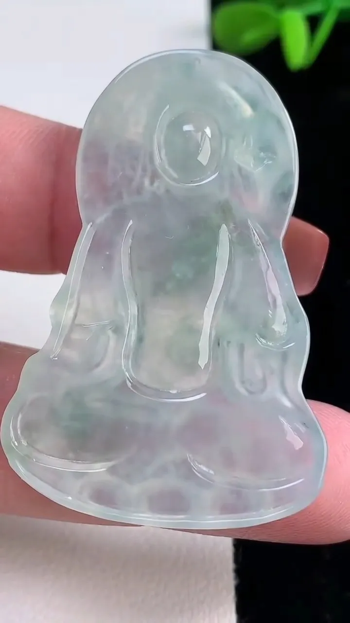 天然A货翡翠大势至菩萨吊坠，尺寸49-33-4.8，重量:14.18g
12月16日