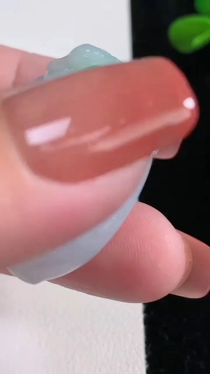 天然A货翡翠寿桃吊坠，尺寸38.4-26.5-12.7，重量:25.11g
12月16日