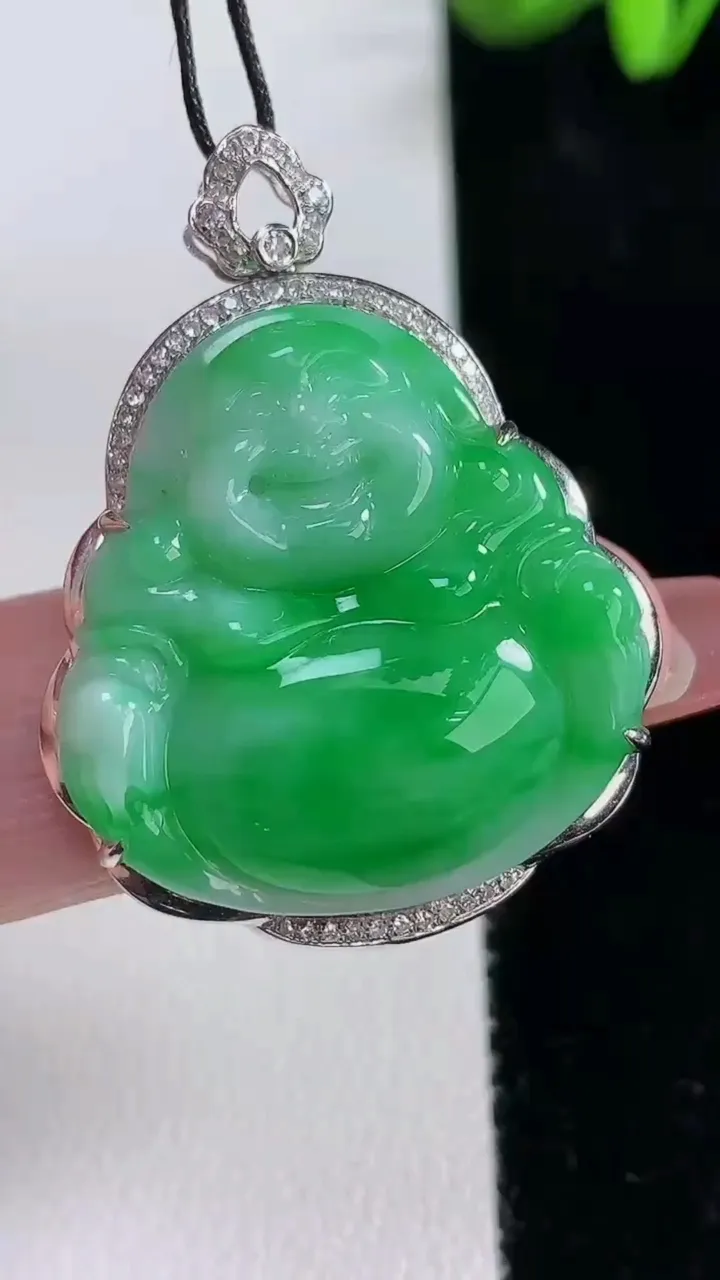 天然A货翡翠佛公吊坠，尺寸36.2-27.8-6，裸石26.4-25.5重量:7.38g
12月16