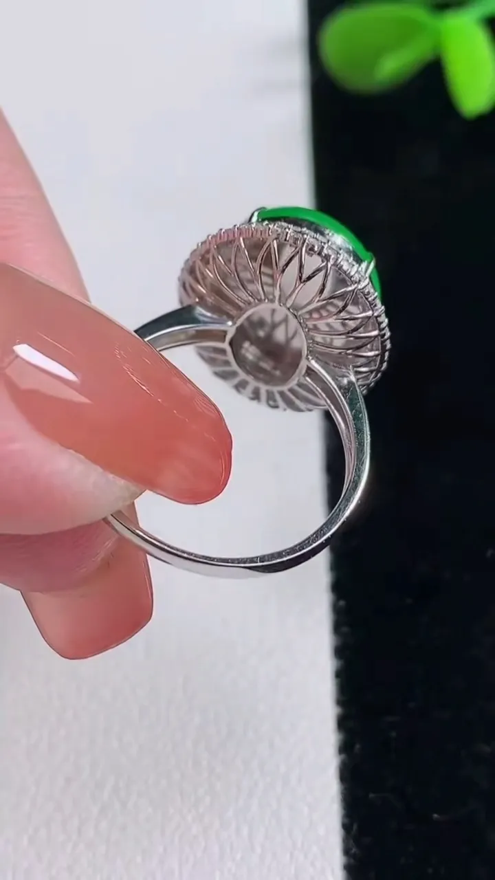 天然A货翡翠蛋面戒指，尺寸17.7-15.3-12-8.7，重量:4.55g2025年12月16日
工厂直销收藏佳品,种好水足，色泽均匀，有种有色，上手高大气！