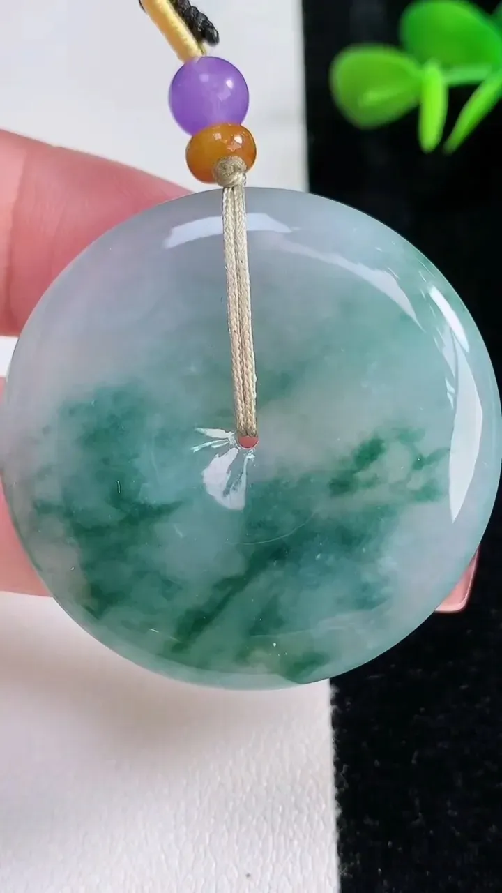 天然A货翡翠飘花平安扣吊坠，尺寸39.8-6，重量:21.96g
12月16日