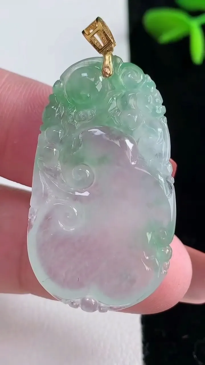 天然A货翡翠如意吊坠，尺寸38-22-4.4，重量:7.91g
12月16日