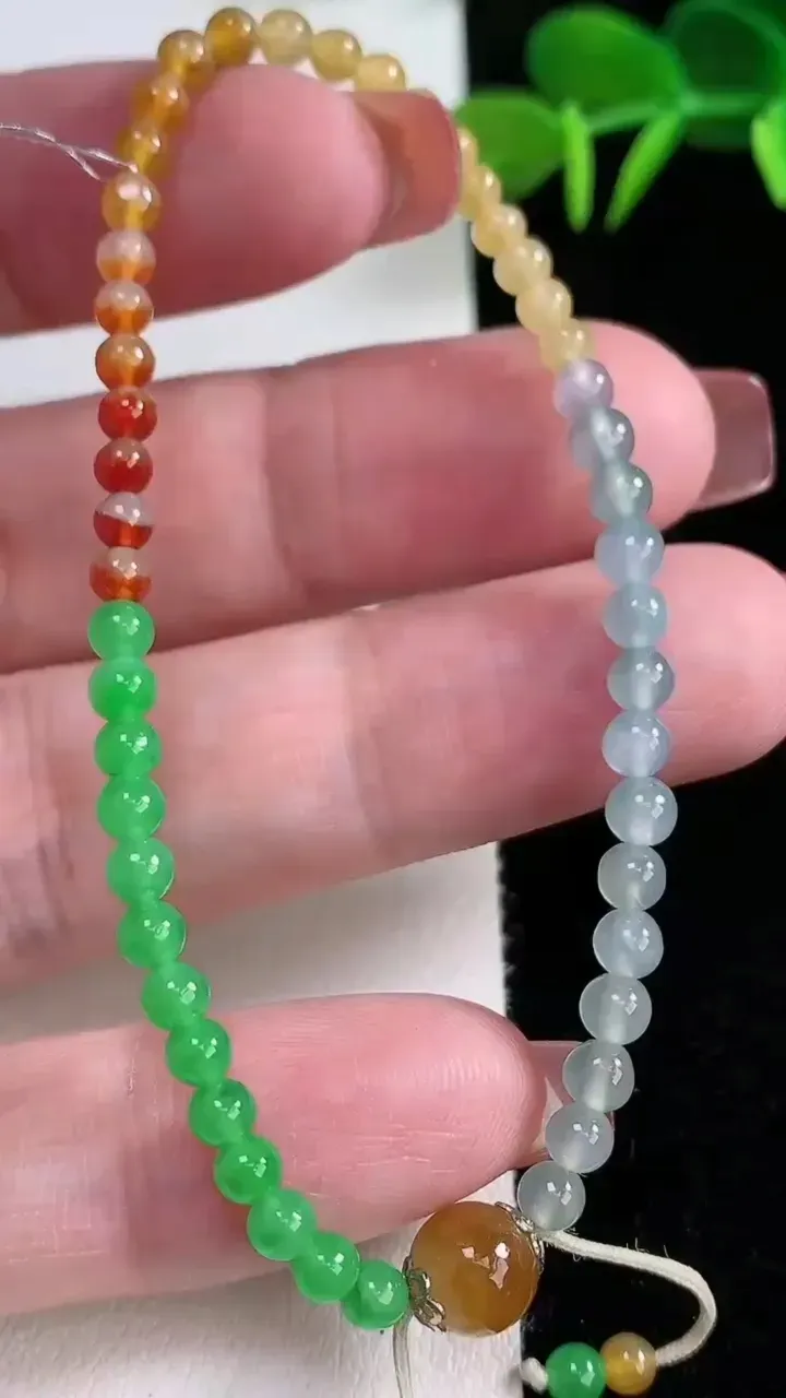 天然A货翡翠三彩小米珠手串，尺寸3.4-49颗，重量:5.00g12月16日
工厂直销收藏佳品,种好