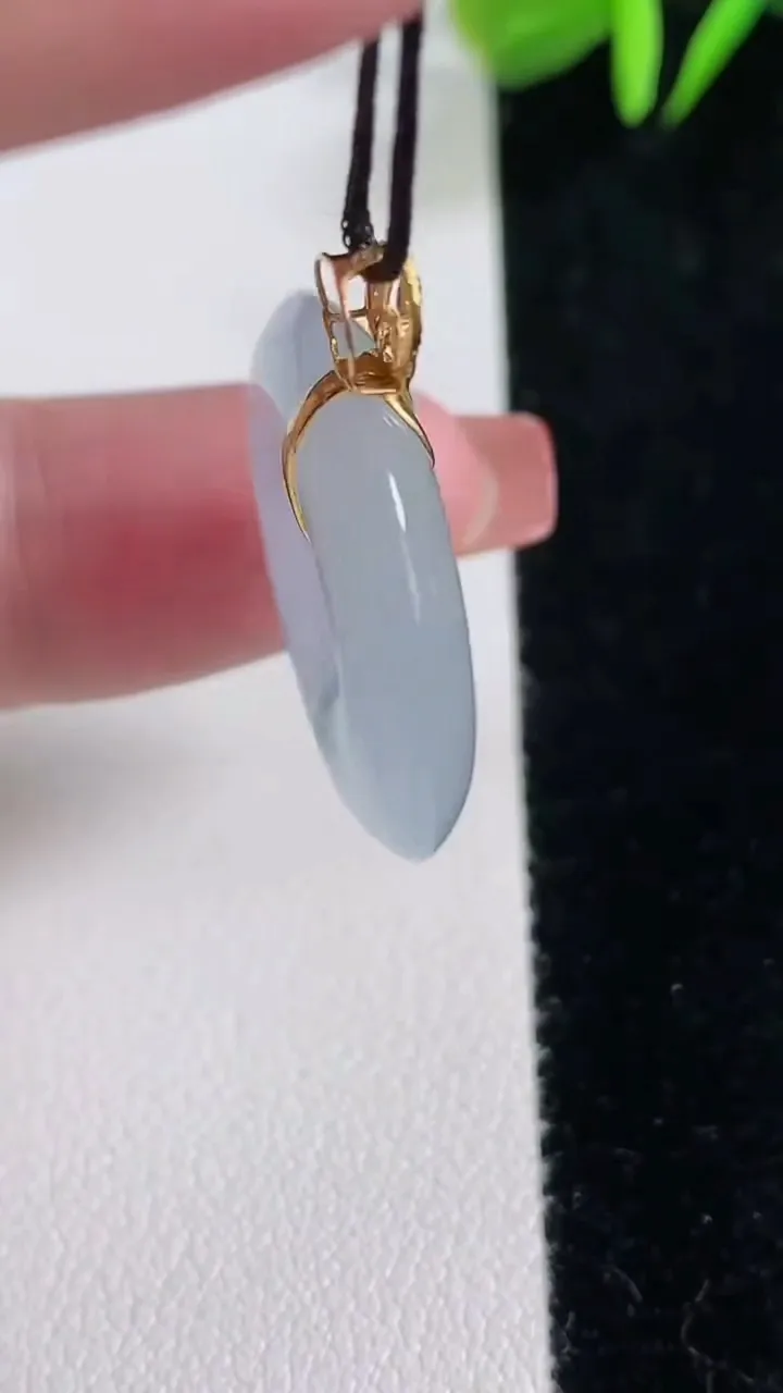 天然A货翡翠种飘花平安扣吊坠，尺寸24.5-5，重量:6.28g
12月16日