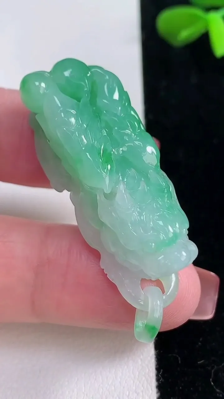 天然A货翡翠貔貅吊坠，尺寸40-15.3-15.2，重量:18.47g
12月16日