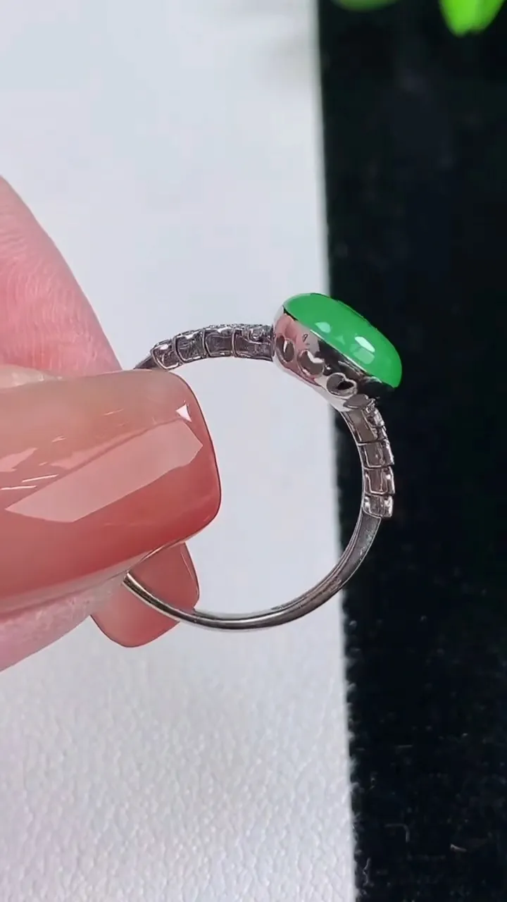 天然A货翡翠葫芦戒指，尺寸17.4-12.7-8.5-5.2，重量:2.34g2025年12月16日
工厂直销收藏佳品,种好水足，色泽均匀，有种有色，上手高大气！