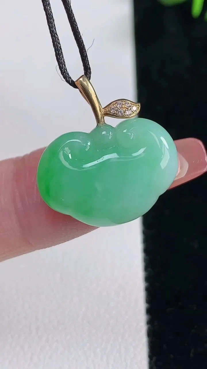 天然A货翡翠如意头吊坠，尺寸14-19.4-5，重量:3.02g
12月16日
