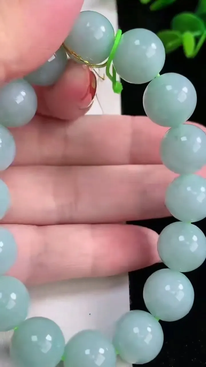 天然A货翡翠圆珠手串，尺寸13-16颗，重量:61.58g12月16日
工厂直销收藏佳品,种好水足，色泽均匀，有种有色，上手高大气！