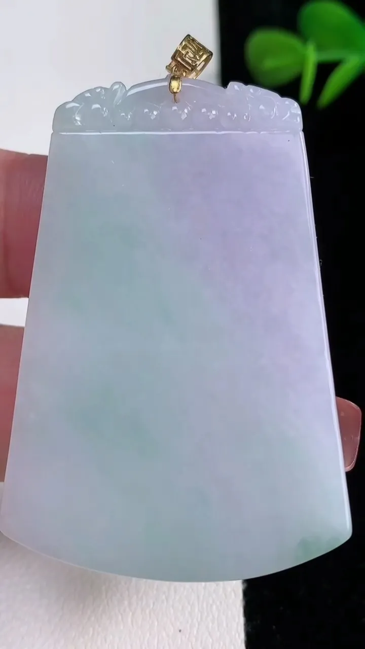 天然A货翡翠18K金春带彩紫罗兰无事牌吊坠，尺寸51.7-35.6-5，重量:26.53g
12月16日