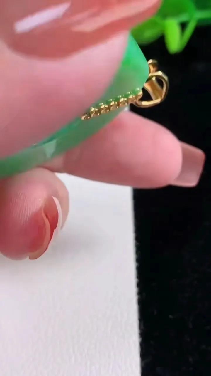 天然A货翡翠平安扣吊坠，尺寸38.2-6.4，重量:23.40g
12月16日