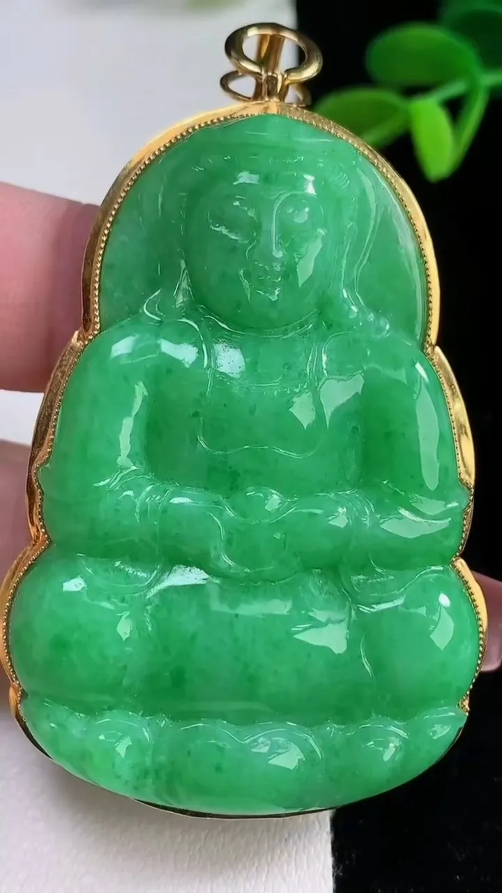 天然A货翡翠观音菩萨吊坠，尺寸69.7-41.5-7.3，裸石57.5-38.8重量:33.65g
