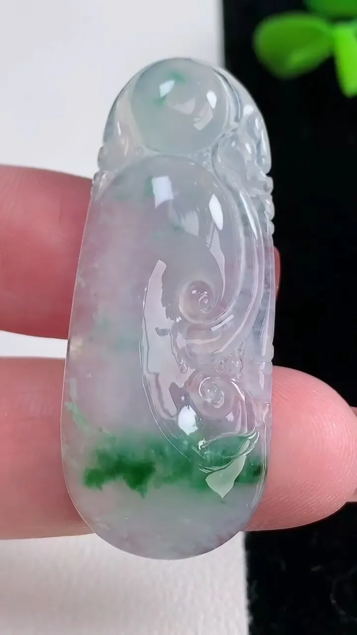 天然A货翡翠冰种飘花如意吊坠，尺寸46.3-19-3.9，重量:6.48g
12月16日