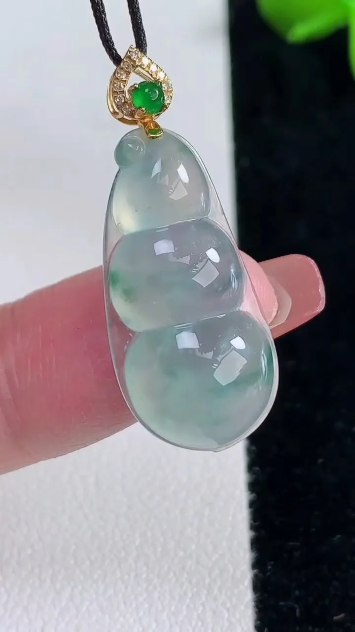 天然A货翡翠种飘花福豆吊坠，尺寸26-13-5.4，重量:3.13g
12月16日